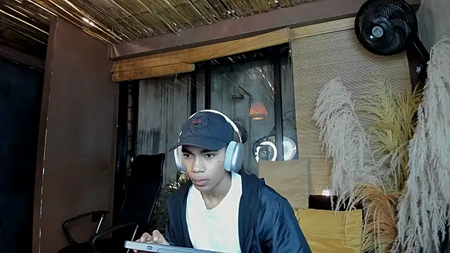 Snapshot of AlanCutee chatting on 12-16-25, 11:37 AlanCutee online show from 12-16-25, 11:37