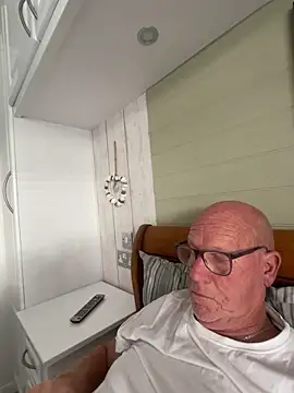 Snapshot of philefc chatting on 10-04-25, 08:45 philefc online show from 10-04-25, 08:45