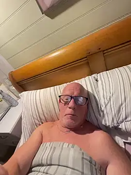 Snapshot of philefc chatting on 10-15-25, 08:31 philefc online show from 10-15-25, 08:31