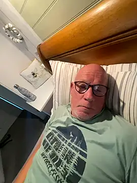 Snapshot of philefc chatting on 10-21-25, 08:15 philefc online show from 10-21-25, 08:15