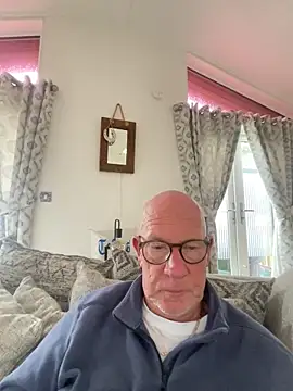 Snapshot of philefc chatting on 10-31-25, 02:18 philefc online show from 10-31-25, 02:18