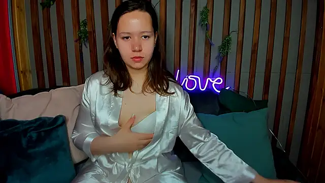 Snapshot of Laura_Ellinss chatting on 09-27-25, 01:10 Laura Ellinss online show from 09-27-25, 01:10