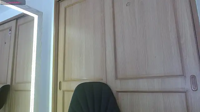 Snapshot of Ayleen_m chatting on 09-10-25, 04:40 Ayleen m online show from 09-10-25, 04:40