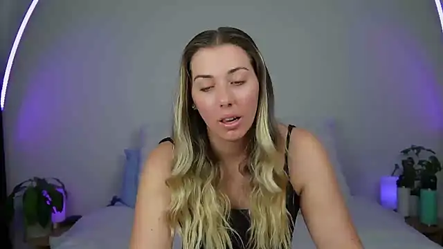 Snapshot of louiseberkeley chatting on 10-04-25, 04:21 louiseberkeley online show from 10-04-25, 04:21