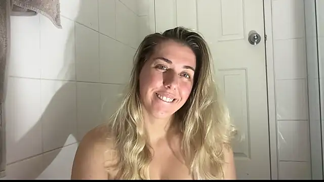 Snapshot of louiseberkeley chatting on 10-29-25, 11:34 louiseberkeley online show from 10-29-25, 11:34