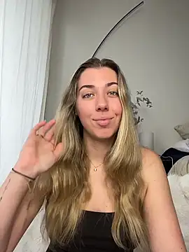 Snapshot of louiseberkeley chatting on 06-11-26, 02:11 louiseberkeley online show from 06-11-26, 02:11