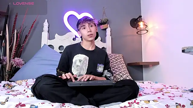 Twinkie Hung online show from 09-08-25, 02:16