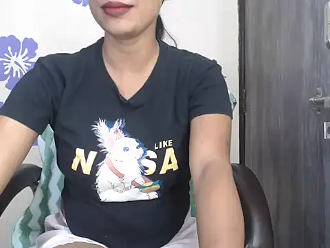 Snapshot of Love-Sex_Love chatting on 12-15-25, 08:18 Love-Sex Love online show from 12-15-25, 08:18