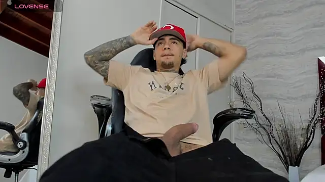 Snapshot of JamesDeker chatting on 10-29-25, 04:04 JamesDeker online show from 10-29-25, 04:04