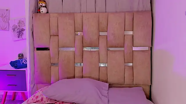 Snapshot of JulianaCarter chatting on 12-14-25, 08:13 JulianaCarter online show from 12-14-25, 08:13