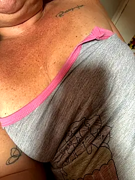 Snapshot of MaluLemos chatting on 10-11-25, 10:03 MaluLemos online show from 10-11-25, 10:03