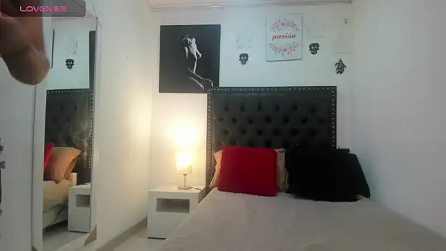 Snapshot of ScarlettVell chatting on 10-30-25, 07:36 ScarlettVell online show from 10-30-25, 07:36