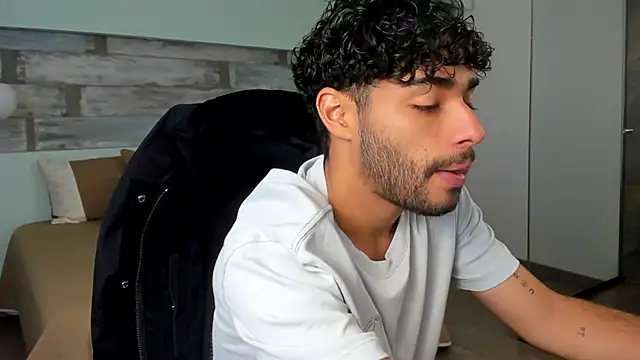 Snapshot of RaphaelDufort chatting on 12-15-25, 05:28 RaphaelDufort online show from 12-15-25, 05:28