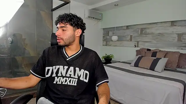 Snapshot of RaphaelDufort chatting on 12-17-25, 05:41 RaphaelDufort online show from 12-17-25, 05:41