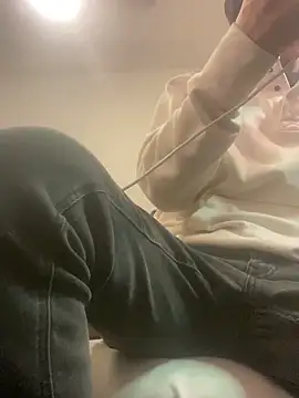 Snapshot of XanderOzzz chatting on 12-17-25, 01:44 XanderOzzz online show from 12-17-25, 01:44