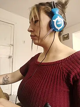 Snapshot of AlanaDesire chatting on 09-28-25, 05:40 AlanaDesire online show from 09-28-25, 05:40