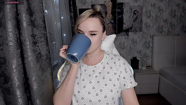 KiraKrox online show from 10-30-25, 08:53