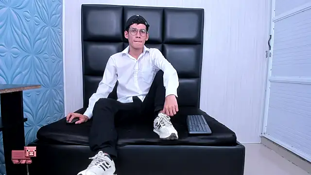 Snapshot of LittleMax23 chatting on 09-23-25, 12:52 LittleMax23 online show from 09-23-25, 12:52
