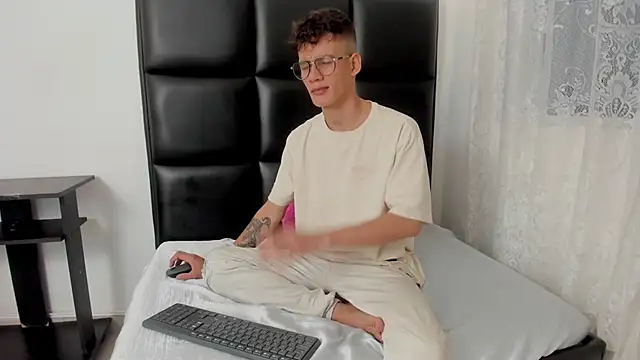 Snapshot of LittleMax23 chatting on 10-18-25, 01:12 LittleMax23 online show from 10-18-25, 01:12
