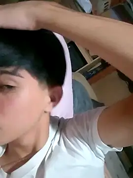 Snapshot of LUISSLEONN0958 chatting on 09-10-25, 06:19 LUISSLEONN0958 online show from 09-10-25, 06:19