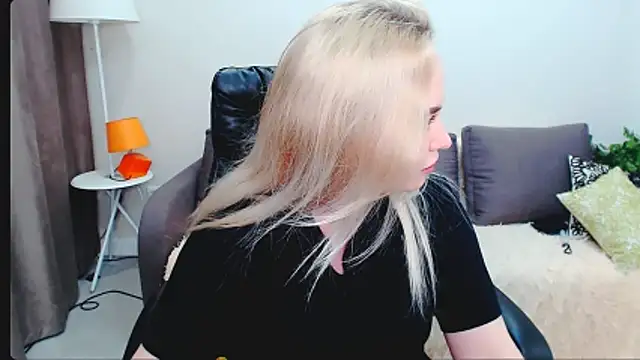 Snapshot of LiluMoon__ chatting on 03-26-26, 04:56 LiluMoon online show from 03-26-26, 04:56