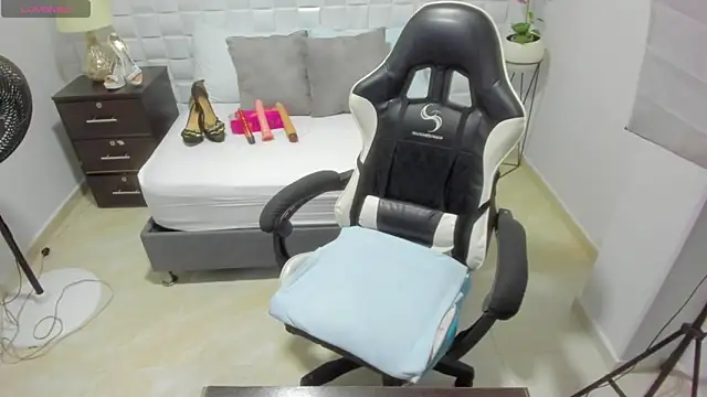 yulitza1025 online show from 11-06-25, 11:11