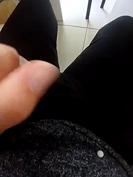 Snapshot of elisaelisa12 chatting on 09-21-25, 10:06 elisaelisa12 online show from 09-21-25, 10:06