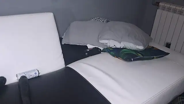 Snapshot of slavic_boy_39 chatting on 11-23-25, 11:26 slavic boy 39 online show from 11-23-25, 11:26