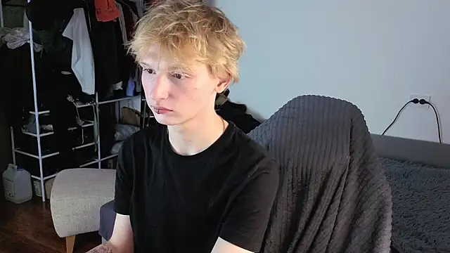 Snapshot of Your_avatar chatting on 10-22-25, 11:15 Your avatar online show from 10-22-25, 11:15