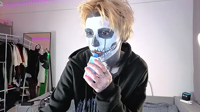 Snapshot of Your_avatar chatting on 10-31-25, 10:44 Your avatar online show from 10-31-25, 10:44