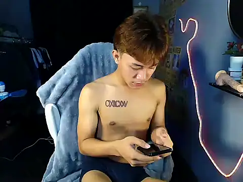 Snapshot of naughtyboyloy_0 chatting on 06-17-26, 11:05 naughtyboyloy 0 online show from 06-17-26, 11:05
