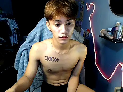Snapshot of naughtyboyloy_0 chatting on 07-17-26, 06:57 naughtyboyloy 0 online show from 07-17-26, 06:57