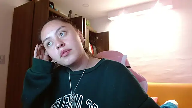 madissooon   online show from 11-12-25, 04:02