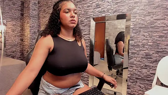 Snapshot of BellyBigBoobs chatting on 09-23-25, 02:20 BellyBigBoobs online show from 09-23-25, 02:20