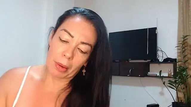 naiaratobon   online show from 10-17-25, 01:31