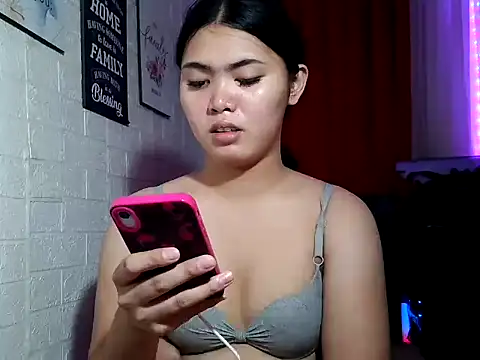 Snapshot of Hoelymolly chatting on 11-16-25, 02:39 Hoelymolly online show from 11-16-25, 02:39