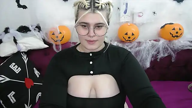 Snapshot of Amber_Monro chatting on 10-21-25, 02:12 Amber Monro online show from 10-21-25, 02:12