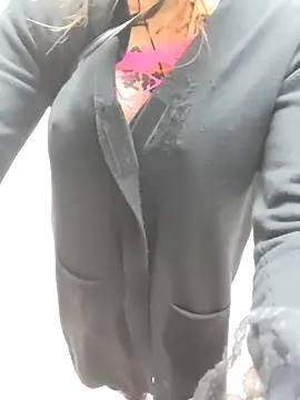 Snapshot of pink-mai chatting on 12-14-25, 04:07 pink-mai online show from 12-14-25, 04:07