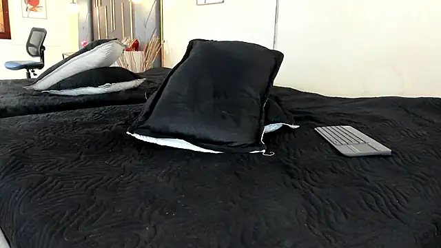 OliviGrace online show from 04-25-26, 01:25