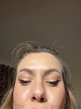 Snapshot of emmasweett11 chatting on 10-19-25, 01:56 emmasweett11 online show from 10-19-25, 01:56