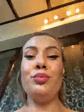 Snapshot of emmasweett11 chatting on 10-20-25, 01:00 emmasweett11 online show from 10-20-25, 01:00