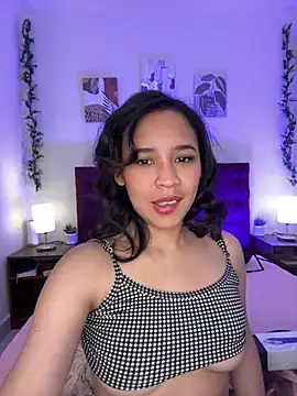Snapshot of Esmeraldagh_ chatting on 09-13-25, 01:33 Esmeraldagh online show from 09-13-25, 01:33