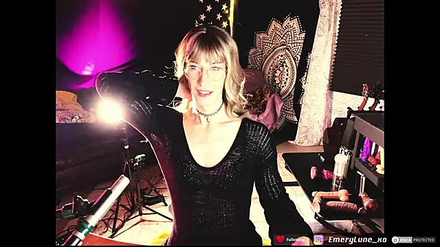Snapshot of EmeryLune_xo chatting on 06-10-26, 02:12 EmeryLune xo online show from 06-10-26, 02:12