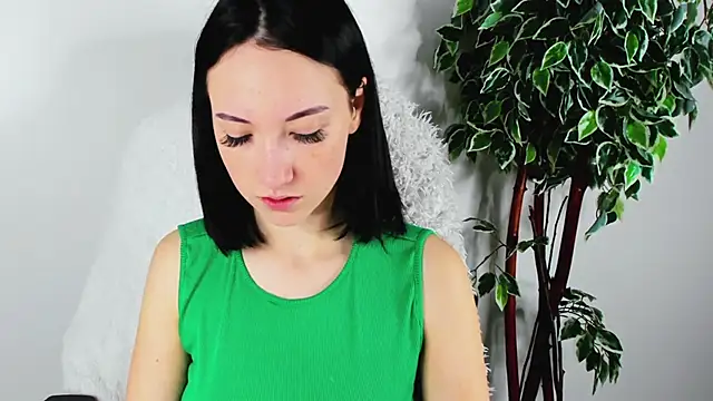 Snapshot of EileenMoores chatting on 10-17-25, 12:08 EileenMoores online show from 10-17-25, 12:08