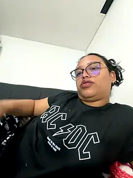 Snapshot of angels_evil chatting on 11-27-25, 04:25 angels evil online show from 11-27-25, 04:25