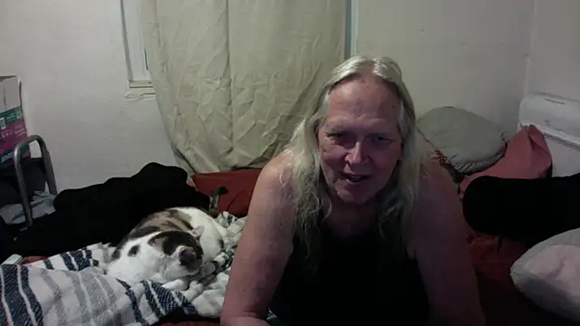 Snapshot of OldLadySara chatting on 05-27-26, 11:29 OldLadySara online show from 05-27-26, 11:29