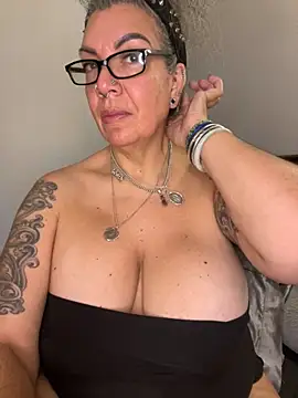 dieseldame1313 online show from 11-24-25, 09:42