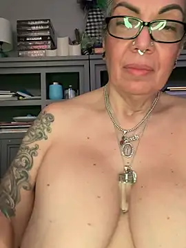 dieseldame1313 online show from 04-18-26, 04:38