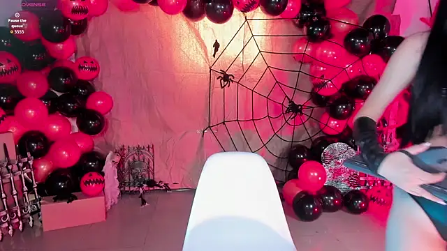 Snapshot of Natti_london chatting on 10-13-25, 08:20 Natti london online show from 10-13-25, 08:20