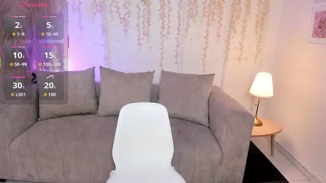 Snapshot of Natti_london chatting on 12-17-25, 05:35 Natti london online show from 12-17-25, 05:35